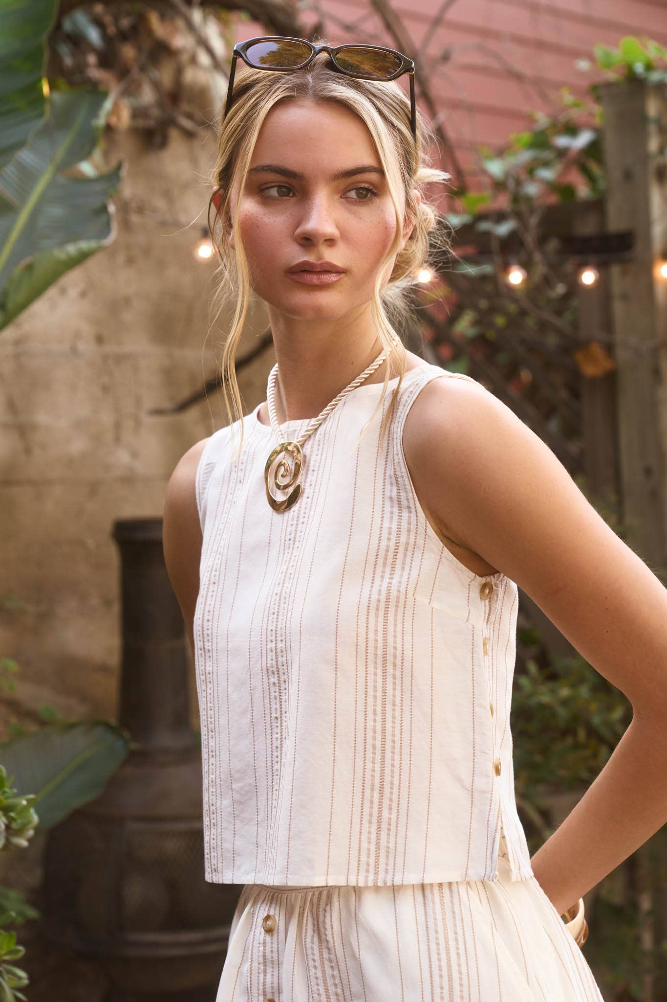 STRIPE SLEEVELESS SIDE BUTTON DETAIL TOP