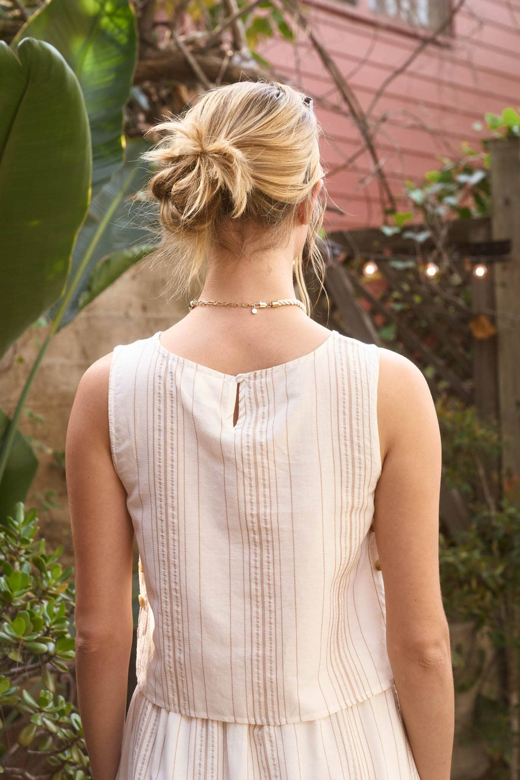 STRIPE SLEEVELESS SIDE BUTTON DETAIL TOP