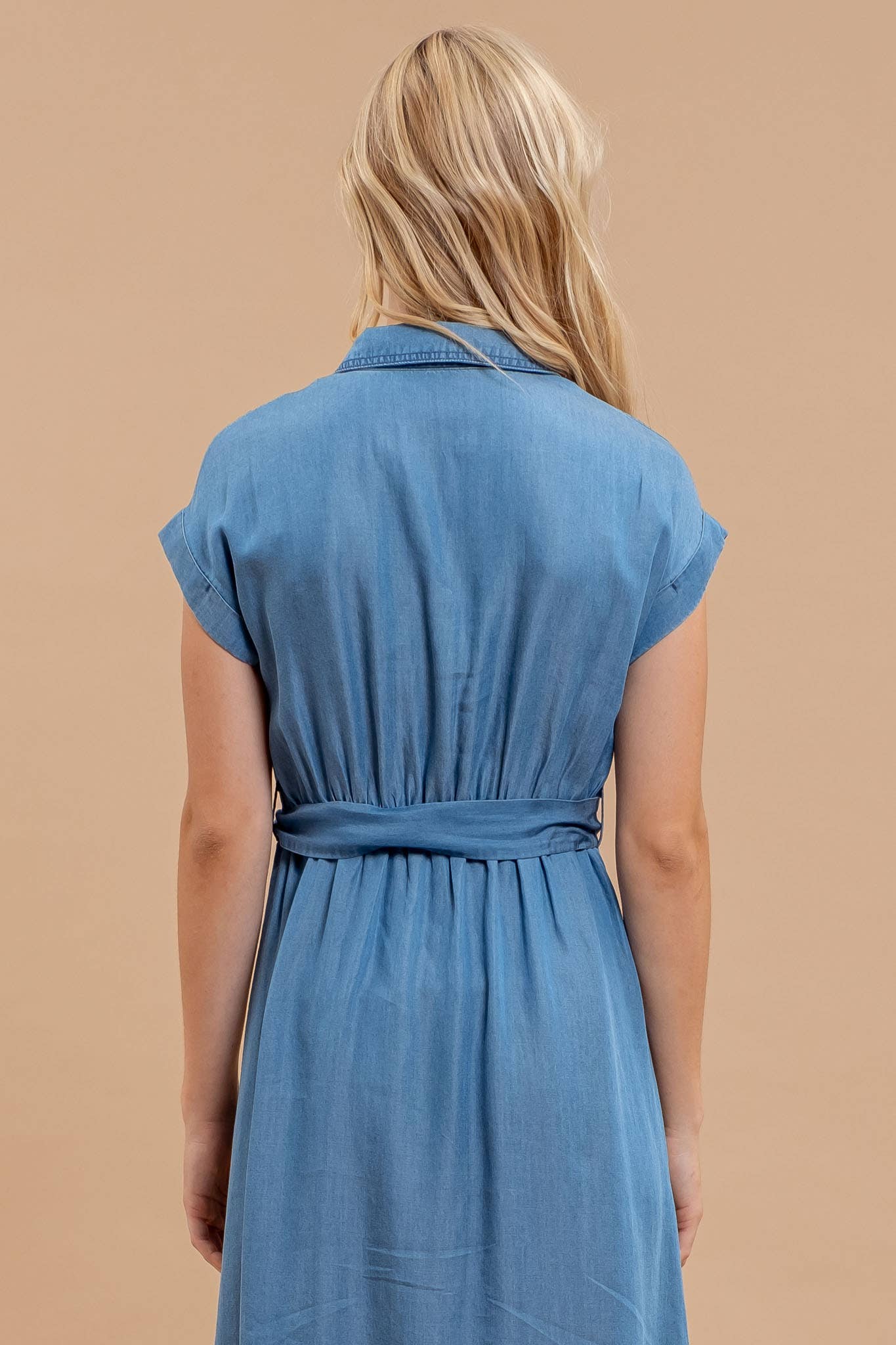 CHAMBRAY COLLARED BUTTON DOWN BELTED MIDI DRESS: CHAMBRAY