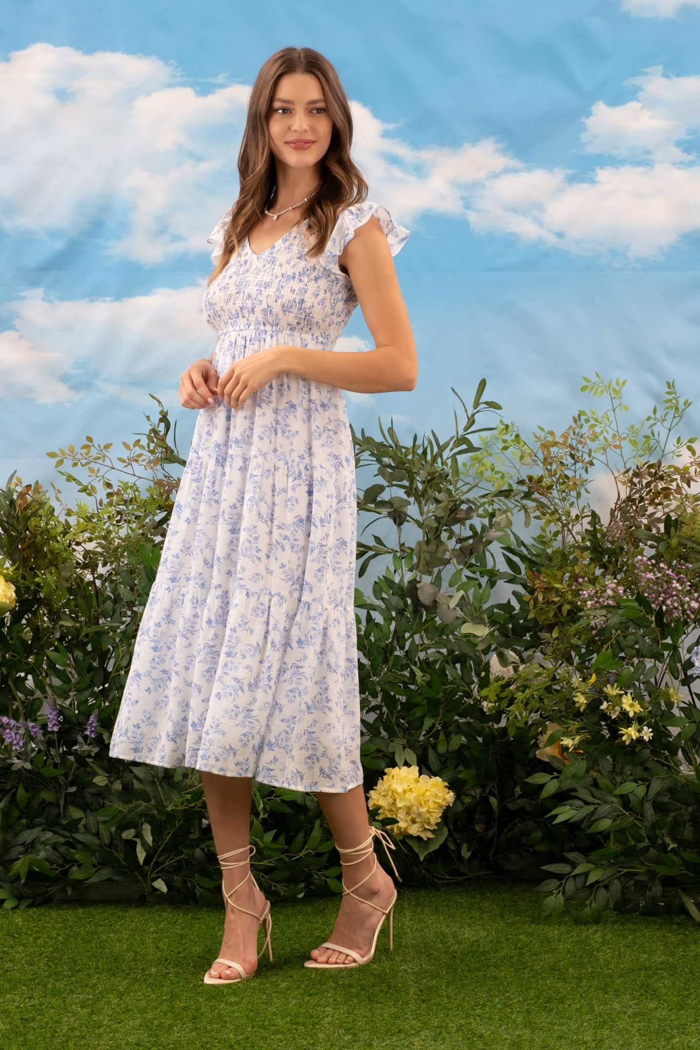 FLORAL V NECK SMOCKED SHORT SLEEVE MIDI DRESS: BLUE MULTI