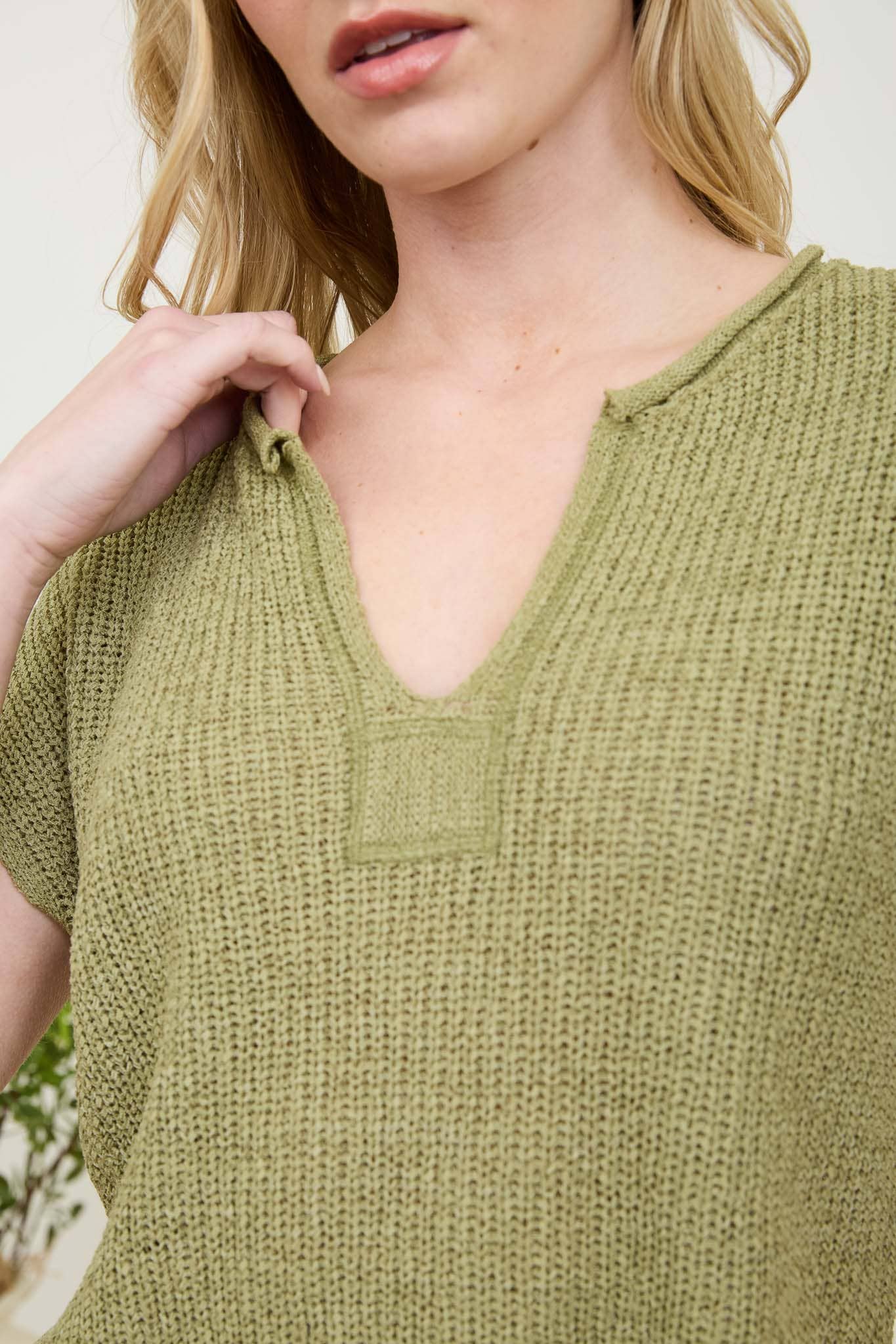 SPLIT NECK SHORT SLEEVE KNIT PULLOVER: LIGHT OLIVE