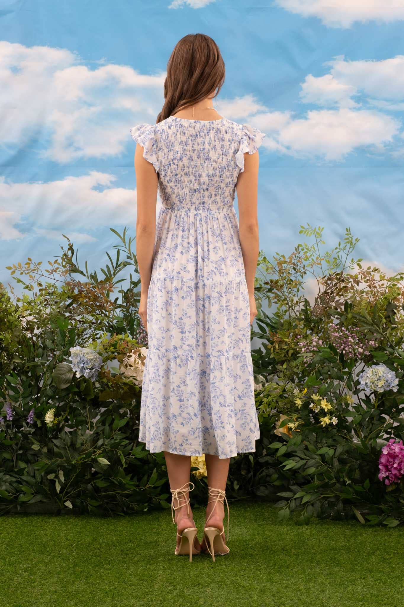FLORAL V NECK SMOCKED SHORT SLEEVE MIDI DRESS: BLUE MULTI
