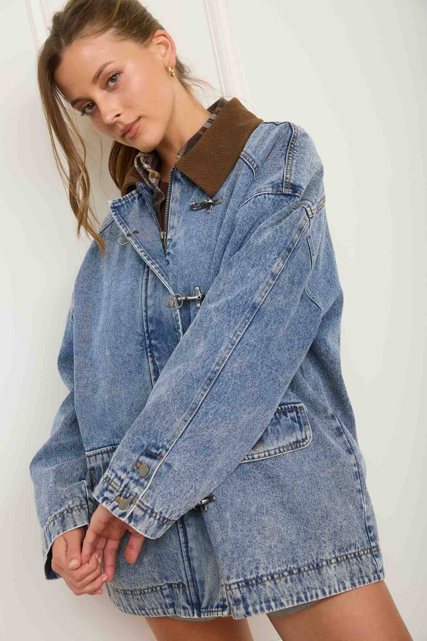 CONTRAST COLLAR LATCH HOOK WASHED DENIM JACKET