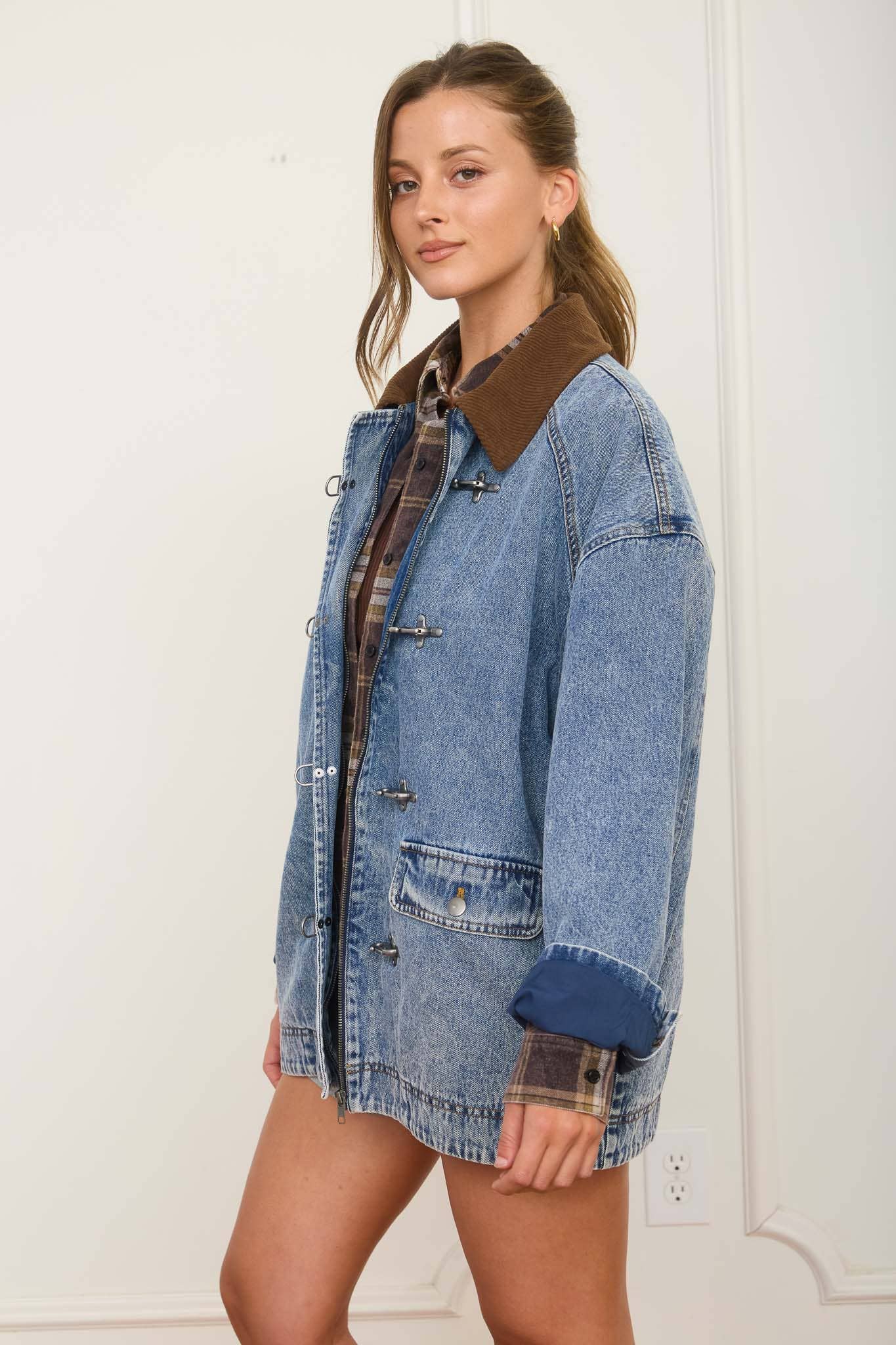 CONTRAST COLLAR LATCH HOOK WASHED DENIM JACKET