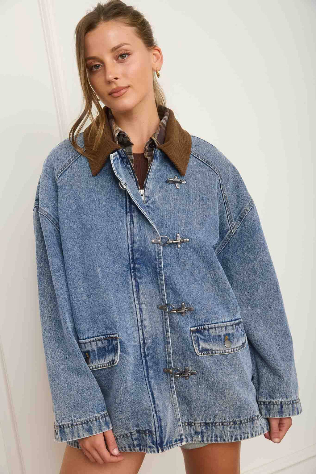 CONTRAST COLLAR LATCH HOOK WASHED DENIM JACKET
