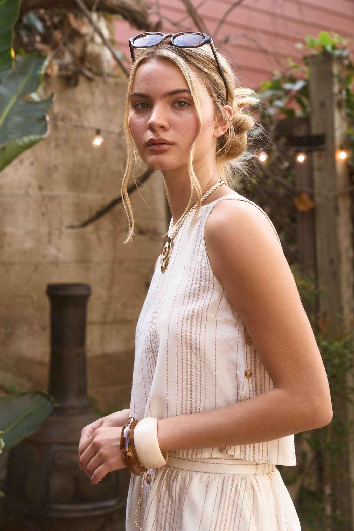 STRIPE SLEEVELESS SIDE BUTTON DETAIL TOP