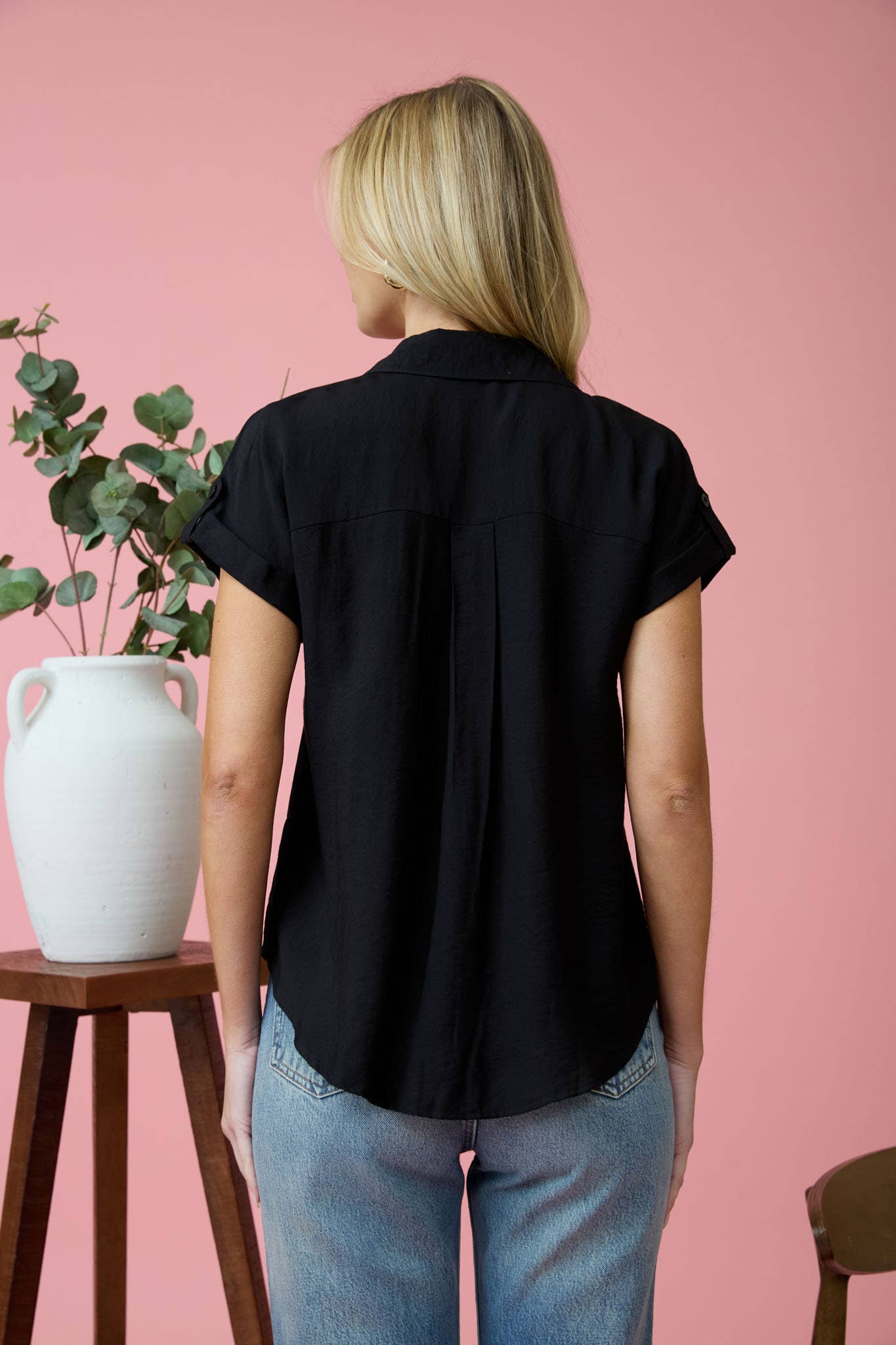 SHORT TAB SLEEVE BUTTON DOWN SHIRT: BLACK