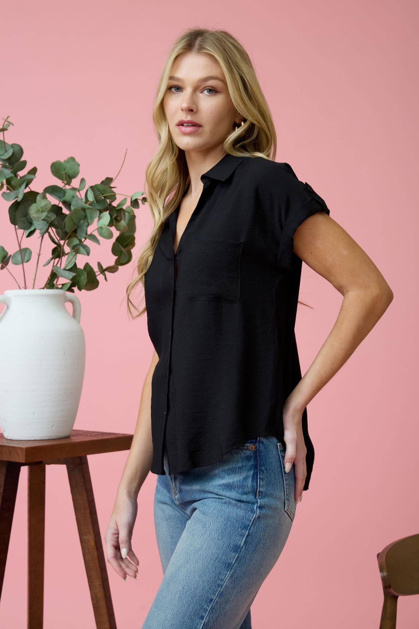 SHORT TAB SLEEVE BUTTON DOWN SHIRT: BLACK