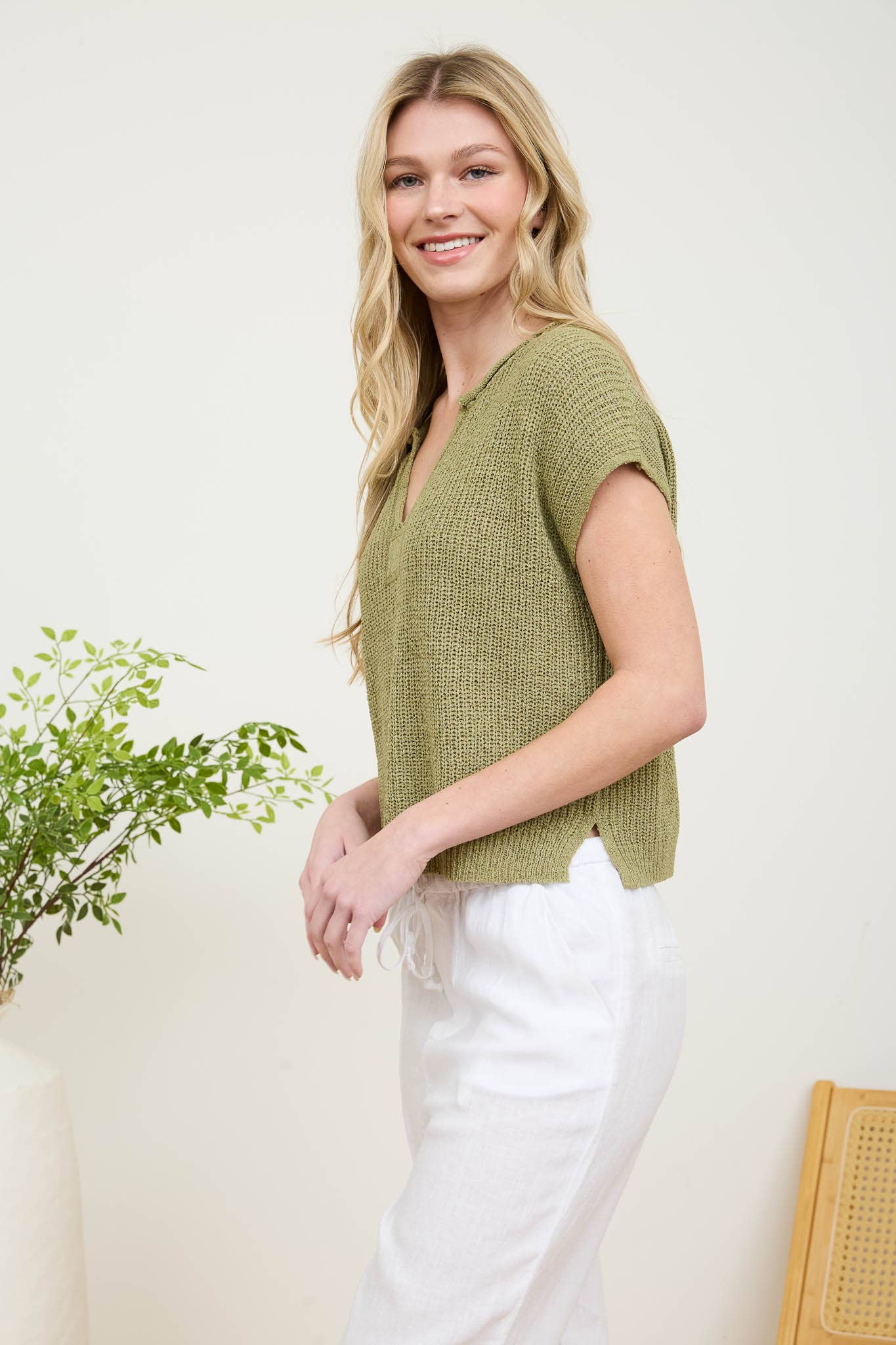 SPLIT NECK SHORT SLEEVE KNIT PULLOVER: LIGHT OLIVE