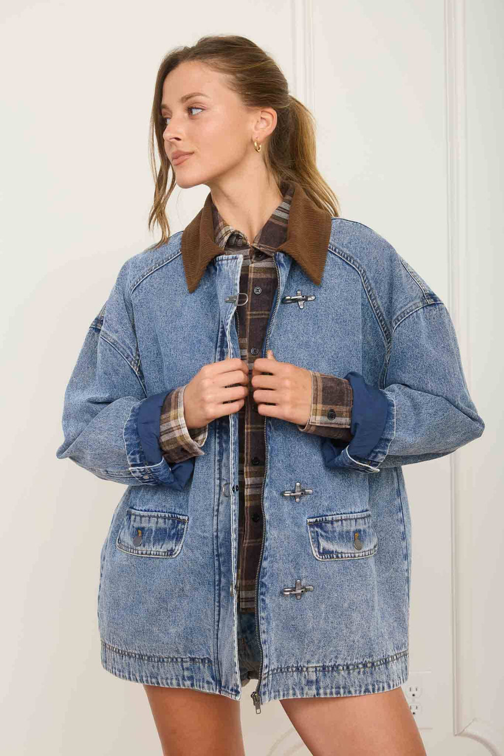 CONTRAST COLLAR LATCH HOOK WASHED DENIM JACKET