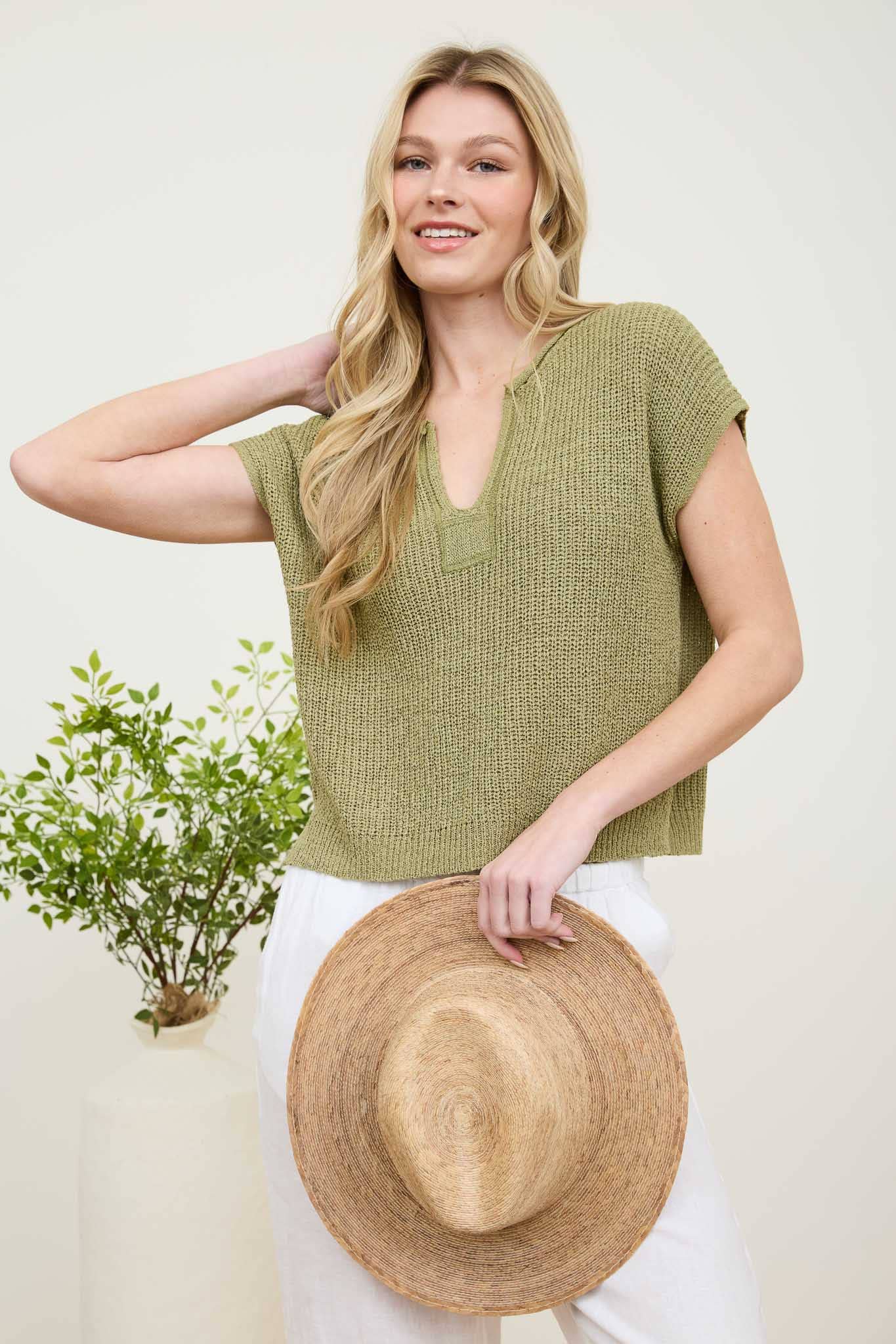 SPLIT NECK SHORT SLEEVE KNIT PULLOVER: LIGHT OLIVE